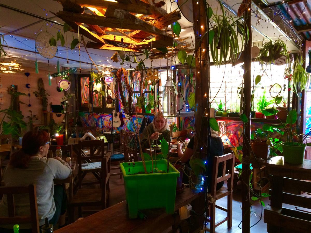 La Puerta Verde Hostel & Bar Humahuaca Exterior photo